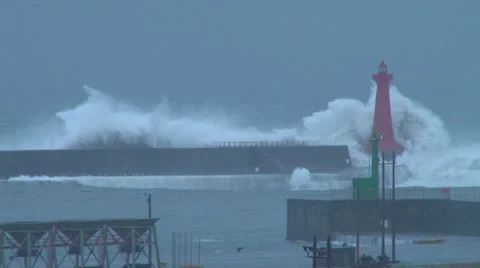 Cyclone generated wave buries lighthouse Video stock 40868964