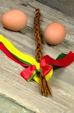 Czech Easter lilies with brown eggs on wooden table Foto stock