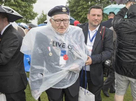 D-day Veteran Battle With The Elements While Attending A Commemoration Service F Foto stock