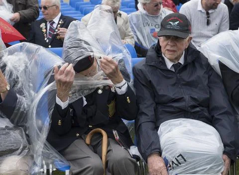 D-day Veteran Battle With The Elements While Attending A Commemoration Service F Foto stock