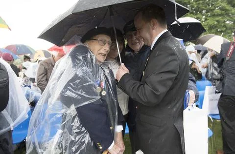 D-day Veteran Battle With The Elements While Attending A Commemoration Service F Foto stock