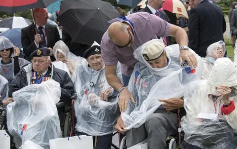 D-day Veterans Battle With The Elements While Attending A Commemoration Service  Foto stock
