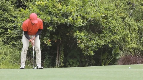 D golf player are playing golf in tropical golf course on a sunny day Vidéo 99400396