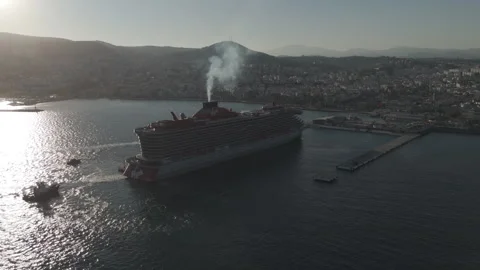 D-Log M. Kusadasi, Turkey. Virgin Voyages cruise ship Resilient Lady arrives at Vídeo Stock 319618754