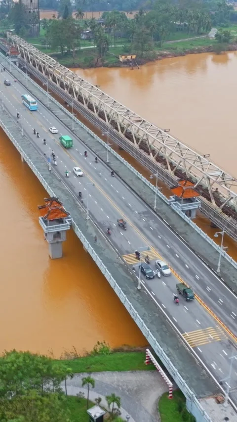 Da Vien Bridge over Perfume River in Hue City, Vietnam Vidéo 330753855