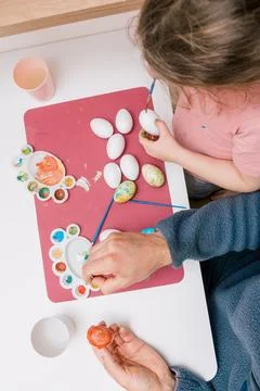 Dad and daughter drawing Easter eggs, man and girl spend time together for .. Foto stock