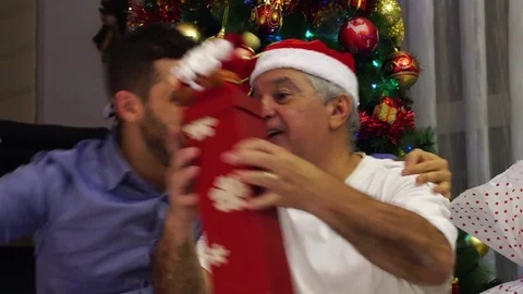 Dad and son sharing on social media with smartphone during Christmas at home 스톡 동영상 81377474