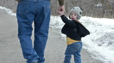 Dad and Son walking down winter road 7158 스톡 동영상 10719598