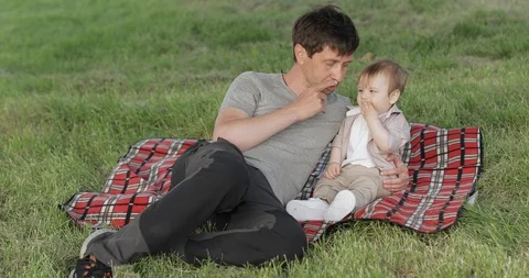 Dad with a child at a picnic Vídeos de archivo 109181354