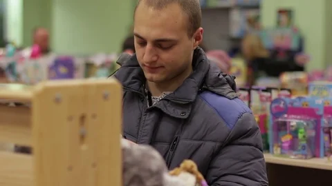 Dad chooses a soft toy in the store Video stock 71066768