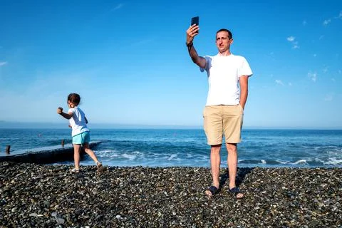 Dad communicates via video communication online with family. blogger concept  Foto stock