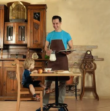 Dad cooks a breakfast Stock-Fotos