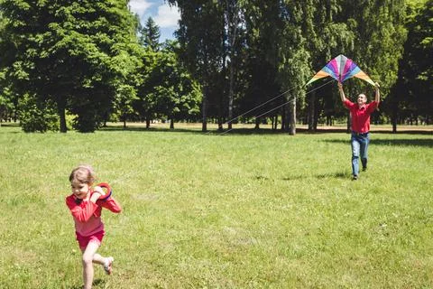 Dad devotes time to the child Фото