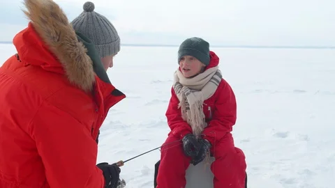 Dad explains to his son how to use a fishing rod Stock Footage 129102375
