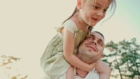 Dad has fun with his cute little daughter on a summer day. Vidéo 197336658