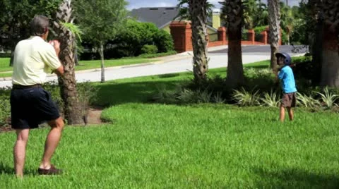 Dad playing yard baseball with son hitting ball Vídeos de archivo 12176385