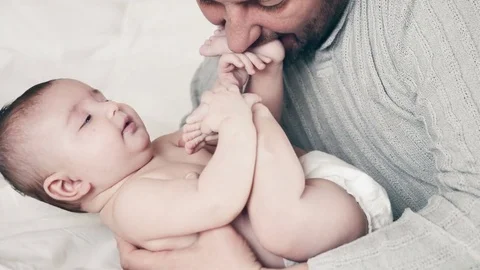 Dad plays with her child Stockbeeldmateriaal 70604458