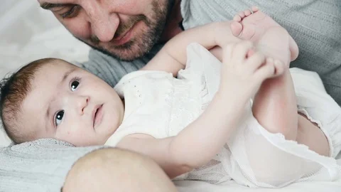 Dad plays with her child Stockbeeldmateriaal 70605071