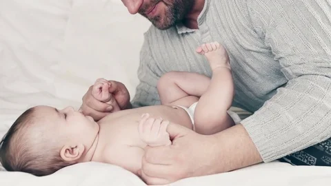 Dad plays with her child Stockbeeldmateriaal 71484738