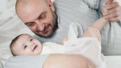 Dad plays with her child Stockbeeldmateriaal 71486885