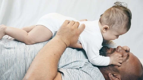 Dad plays with her child Stockbeeldmateriaal 71486908