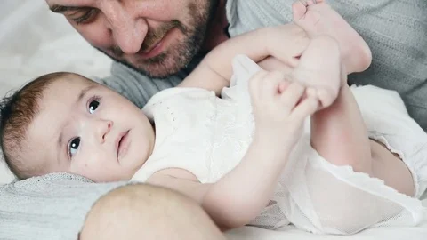 Dad plays with her child Stockbeeldmateriaal 72613470
