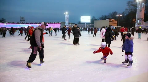 Dad teaches son to skate. Stock Footage 44432719