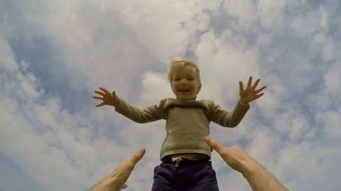 Dad toss up the child to the sky. Vídeo Stock 105060434