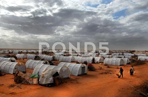 DADAAB, SOMALIA-AUGUST 07: Unidentified men, women & children wa Stock Photos