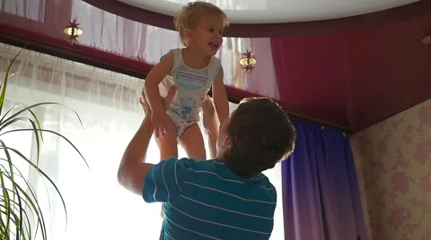 Daddy tosses the baby up Vidéo 67545898