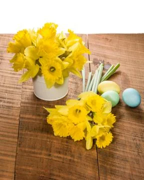 Daffodils and dyed Easter eggs Stock-Fotos