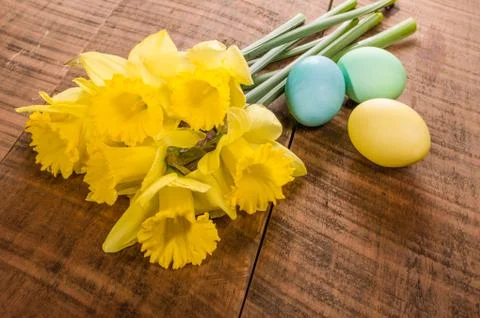 Daffodils and dyed Easter eggs Foto stock