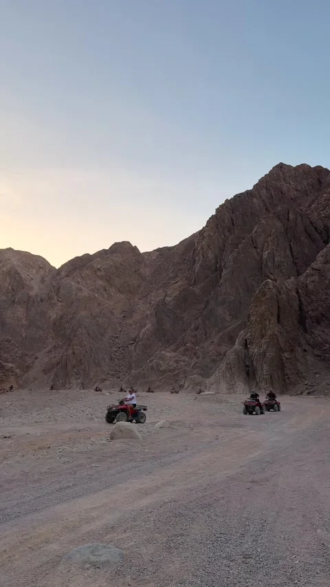Dahab, Egypt - September 22, 2025: Vertical shot of Quad bike excursion in Sinai 库存影片 341838189