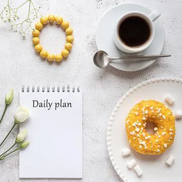 A daily planning notepad with breakfast setting and ladies accessories Stock-Fotos