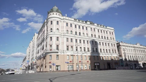 Daily traffic before the white building in empty Moscow during quarantine Stockbeeldmateriaal 128597454