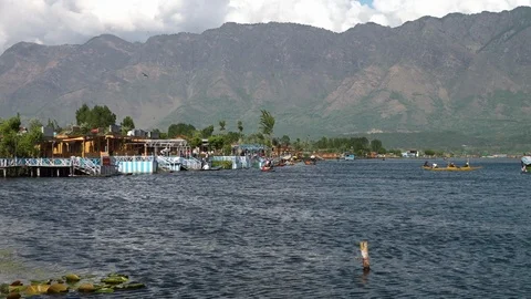 Dal lake with mountains the the background Stock Footage 107616181