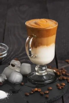 Dalgona Coffee Iced, Korean trendy fluffy creamy whipped black instant coffee Foto stock