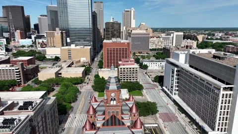 Dallas on the west side tracking over the Courthouse 库存影片 335967115