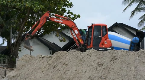 Dam construction with Backhoe along the beach to reduce the waves Vídeo Stock 64617813