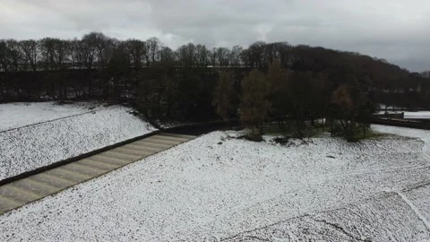 Dam Flask overflow water sideways Vidéo 147943771