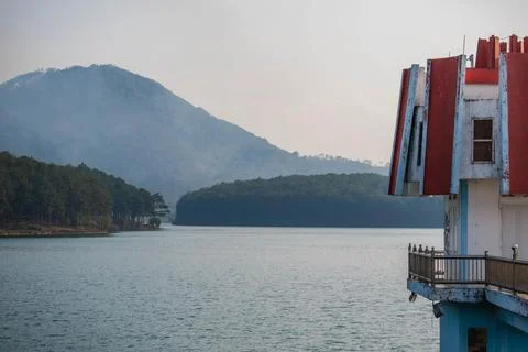 Dam Structure Overlooking Tuyen Lam Lake Stock-Fotos