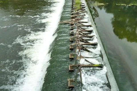 Dam. Water flows from one level to another. Foto stock