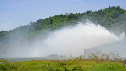 Dam water release. Water overflows during the rainy season. Khun Dan Prakan Chon Vídeos de archivo 94759706