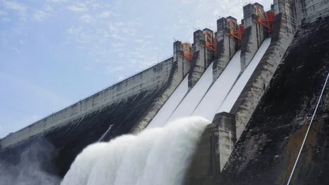 Dam water release. Water overflows during the rainy season. Khun Dan Prakan Chon Vidéo 94759878