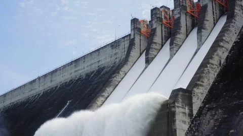 Dam water release. Water overflows during the rainy season. Khun Dan Prakan Chon Vidéo 94759951