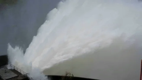 Dam water release. Water overflows during the rainy season. Khun Dan Prakan Chon Vidéo 94760340