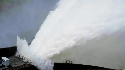 Dam water release. Water overflows during the rainy season. Khun Dan Prakan Chon Vídeos de archivo 94764080