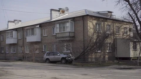 Damage Aftermath: Fallen Tree on Car in Front of Residential Building Stockbeeldmateriaal 333382110