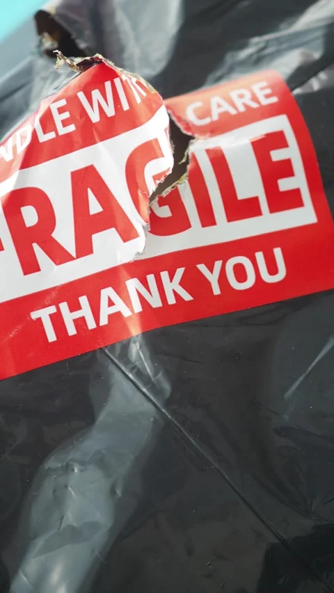 Damage delivery packet arrived with fragility warning sticker Vidéo 317281665