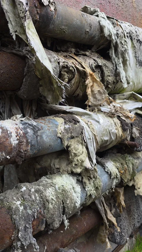 Damaged and peeling insulation on old rusty industrial heat pipes Vídeo Stock 330432024